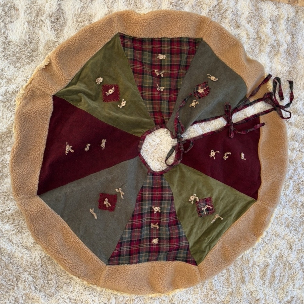 Vintage Hand-made Farmhouse Tree Skirt - Picture 1 of 2